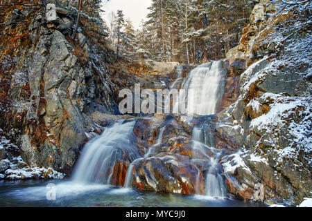 Winter Blick auf Popina Luka Wasserfall in der Nähe der Stadt Sandanski, Pirin-gebirge, Bulgarien Stockfoto