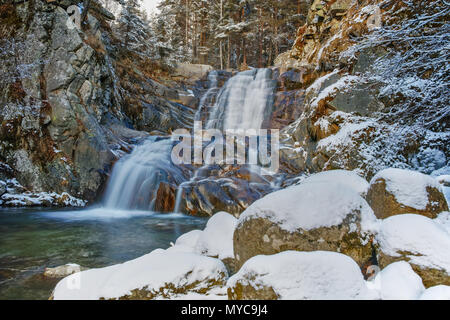 Winter Blick auf Popina Luka Wasserfall in der Nähe der Stadt Sandanski, Pirin-gebirge, Bulgarien Stockfoto