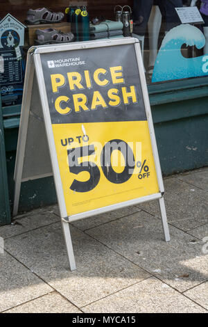 Preissenkung shop Poster - Metapher für kämpfen, Einzelhändler und Tod der High Street, hohe Straße quetschen. Stockfoto