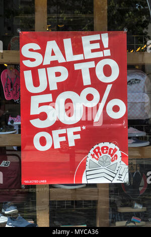 Preissenkung shop Poster - Metapher für kämpfen, Einzelhändler und Tod der High Street, High Street squeeze, Einzelhandel zusammendrücken. Stockfoto