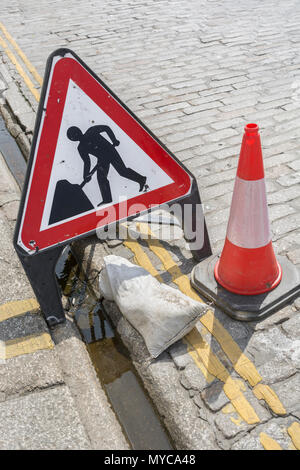 Mann bei der Arbeit Straßenbauschild in Truro, Cornwall. Konzept Straßenarbeiten, Straßenpflege, Straßenarbeiten UK. Männer bei der Arbeit Piktogramm, Straßenschilder Großbritannien. Stockfoto