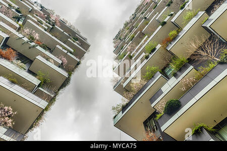 Mailand - 30. März: Bosco Verticale (vertikale Wald) ist ein paar Wohntürme in Mailand, Italien, 30. März 2018. Die Gebäude haben ein ausgezeichnet. Stockfoto