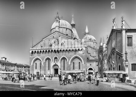 PADUA, ITALIEN - 28. April: Fassade der Basilika des Hl. Antonius, Wahrzeichen und Sehenswürdigkeiten in Padua, Italien, 28. April 2018. Es ist eines der acht Stockfoto