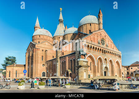 PADUA, ITALIEN - 28. April: Fassade der Basilika des Hl. Antonius, Wahrzeichen und Sehenswürdigkeiten in Padua, Italien, 28. April 2018. Es ist eines der acht Stockfoto