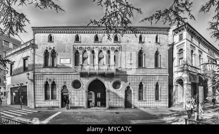 PADUA, ITALIEN - 28. April: Panoramablick mit Fassade des Palazzo Romanin Jacur, malerische Gebäude im Stadtzentrum von Padua, Italien, 28. April 2018 Stockfoto