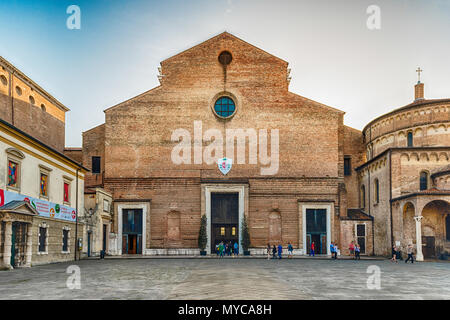 PADUA, ITALIEN - 28. April: Fassade der römisch-katholischen Kirche und des katholischen Gottesdienstes in Padua, Italien, wie am 28. April 2018 gesehen Stockfoto