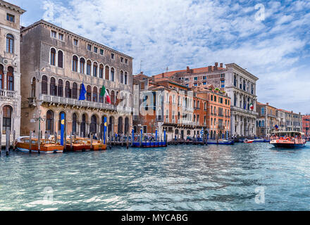 Venedig, Italien - 29. April: Malerische Architektur entlang des Canale Grande im Stadtteil San Marco von Venedig, Italien, 29. April 2018 Stockfoto