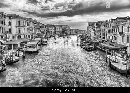 Venedig, Italien - 29. April: Malerische Aussicht auf den Canal Grande bei Sonnenuntergang von der berühmten Rialto Brücke, eine der wichtigsten Sehenswürdigkeiten in Venedig, Italien, wie gesehen Stockfoto