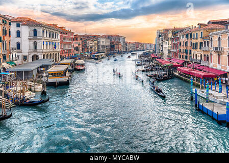 Venedig, Italien - 29. April: Malerische Aussicht auf den Canal Grande bei Sonnenuntergang von der berühmten Rialto Brücke, eine der wichtigsten Sehenswürdigkeiten in Venedig, Italien, wie gesehen Stockfoto