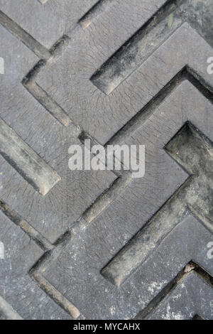 Nahaufnahme des Reifenprofils eines alten, alternden Reifens/Glatzreifen. Stockfoto
