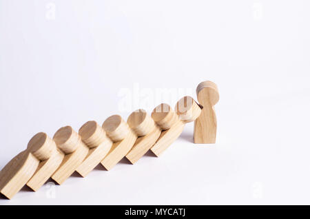 Die Menschen in der Linie fallen wie Dominosteine. Mann hält den Sturz des Menschen wie Dominosteine. Das Konzept der Haltbarkeit und Festigkeit, Geschäftsideen. Willenskraft, starke Stockfoto