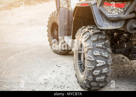 Close-up Schwanz Blick auf ATV Quad Bike. Dirty Rad der AWD All-terrain vehicle. Reisen und Abenteuer. Copyspace. Getönt. Stockfoto