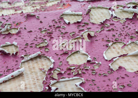 Makro von Peeling lackierte Oberfläche von Fiberglas Struktur. Metapher versteckte Probleme, unter der Oberfläche, aus den Augen. Gute abstrakte alte Farbstruktur Stockfoto