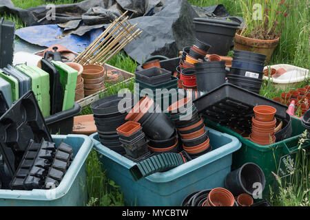 Masse der Blumentöpfe / Gartenarbeit Material - Metapher für die Gartenarbeit, Gartenhäuschen, Garten/Gartenbau Tipps. Stockfoto