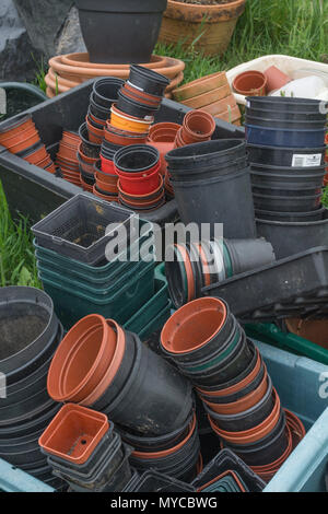 Masse der Blumentöpfe / Gartenarbeit Material - Metapher für die Gartenarbeit, Gartenhäuschen, Garten/Gartenbau Tipps. Stockfoto