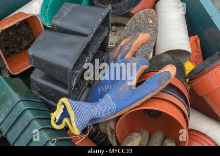 Masse der Blumentöpfe / Gartenarbeit Material - Metapher für die Gartenarbeit, Gartenhäuschen, Garten/Gartenbau Tipps. Stockfoto