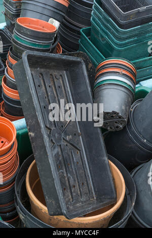 Masse der Blumentöpfe / Gartenarbeit Material - Metapher für die Gartenarbeit, Gartenhäuschen, Garten/Gartenbau Tipps. Stockfoto