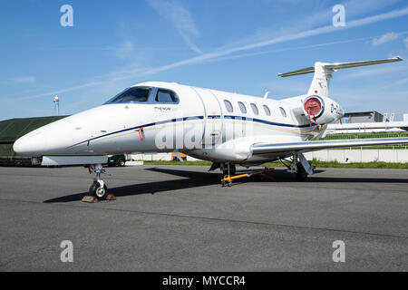 BERLIN, DEUTSCHLAND - Apr 27, 2018: Moderne Embraer EMB-505 Phenom 300 light Business Jets auf der ILA Berlin Air Show. Stockfoto