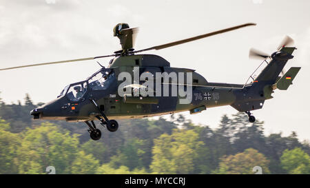 BERLIN - May 2, 2016: Bundeswehr Airbus Eurocopter EC-665 Kampfhubschrauber Tiger im Flug während der ILA Berlin Air Show. Stockfoto