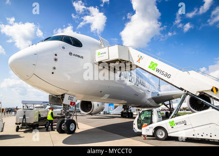 BERLIN, DEUTSCHLAND - Apr 27, 2018: Neue moderne Airbus A350 XWB Passagiermaschine auf der ILA Berlin Air Show. Stockfoto