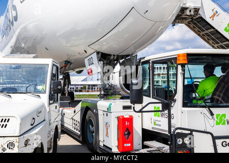 BERLIN, DEUTSCHLAND - Apr 27, 2018: Airbus A350 XWB Passagiermaschine auf der ILA Berlin Air Show geschleppt wird. Stockfoto