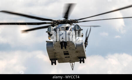 BERLIN - Apr 27, 2018: Neue Sikorsky CH-53K König Hengst heavy-lift Hubschrauber der US-Marines in Aktion auf der ILA Berlin Air Show. Stockfoto