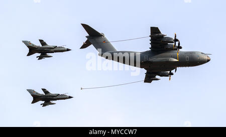 BERLIN - Apr 27, 2018: Die Deutsche Luftwaffe Airbus A400M-Ebene die Luftbetankung zwei Tornado Jagdbomber während der ILA Berlin Air Show. Stockfoto