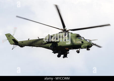 - GILZE Rijen, Niederlande - 30. MAI 2018: die polnische Luftwaffe Mi-24 Hind Kampfhubschrauber in Gilze-Rijen airbase anreisen. Stockfoto