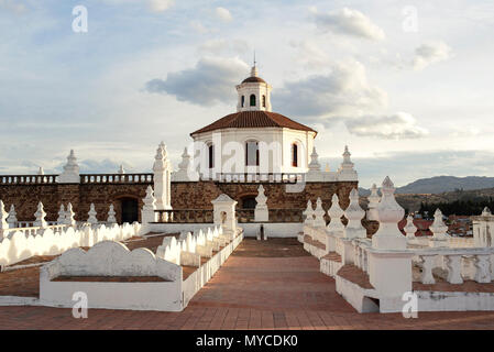 San Felipe Neri, einem neoklassizistischen Stil Kirche 1799 (ursprünglich ein Kloster gebaut) und seine Ziegel ausgelegten Dachterrasse. Sucre, Bolivien Stockfoto