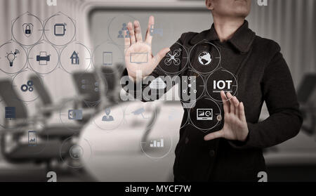 Internet der Dinge (IOT) Technologie mit AR (Augmented Reality) auf VR-Dashboard. Geschäftsfrau mit einer offenen Hand als zeigen etwas Konzept Stockfoto