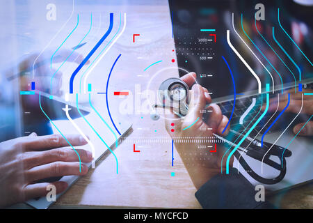 Gesundheit und medizinische Dienste mit kreisförmigen AR Diagramm aufzeichnen. Arzt wird das Arbeiten mit smart phone moderne digitale Tablet-PC und Laptop mit g Stockfoto