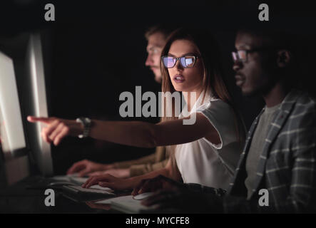 Bis zu schließen. Eine Gruppe von jungen Leuten arbeiten an Computern Stockfoto Bis zu schließen. Eine Gruppe von jungen Leuten arbeiten an Computern Stockfoto