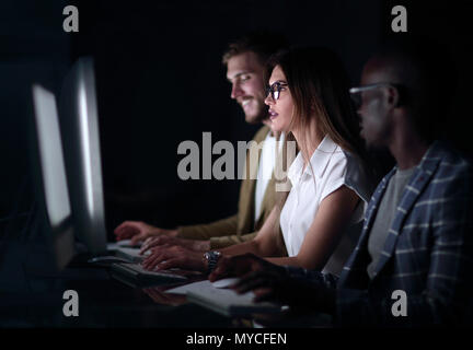 Bis zu schließen. Eine Gruppe von jungen Leuten arbeiten an Computern Stockfoto