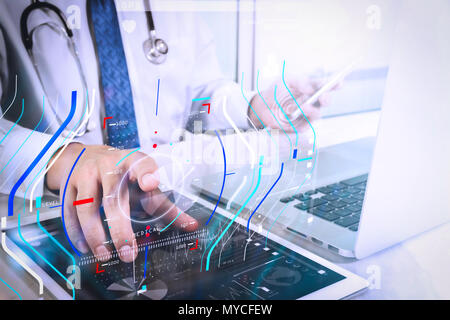 Gesundheit und medizinische Dienste mit kreisförmigen AR Diagramm aufzeichnen. Arzt arbeiten mit digitalen Tablet-PC und Laptop mit Smart Phone in der medizinischen werde Stockfoto