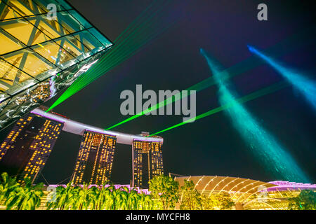 Singapur - 26. April 2018: Viele Leute an der Veranstaltung Plaza suchen Spektren zeigen der tanzenden Fontänen: Licht und Wasser zeigen. Louis Vuitton Insel Maison ein Stockfoto