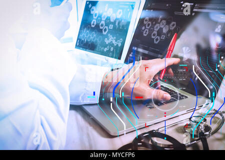 Gesundheit und medizinische Dienste mit kreisförmigen AR Diagramm aufzeichnen. Arzt arbeiten mit digitalen Tablet-PC und Laptop mit Smart Phone in der medizinischen werde Stockfoto