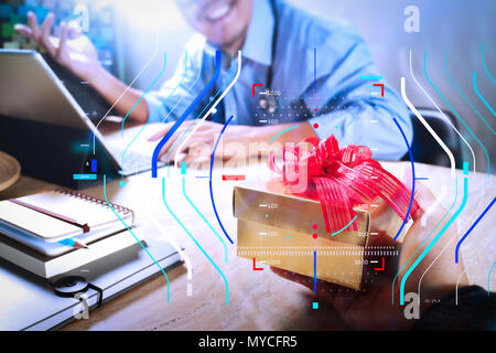 Gesundheit und medizinische Dienste mit kreisförmigen AR Diagramm aufzeichnen. Geschenk geben. Patienten Hand oder Team ein Geschenk zu einem überraschten Arzt in hospi Stockfoto