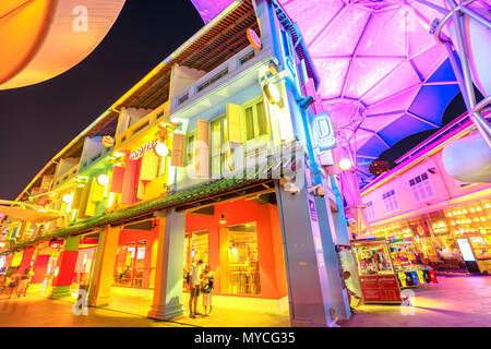 Singapur - 5. Mai 2018: Street View und bunten futuristischen Sonnenschirme Obergrenze von Clarke Quay, einem historischen Riverside Quay mit trendigen Restaurants ein Stockfoto