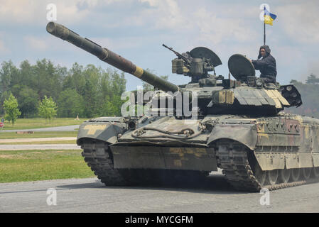 Ukrainische Soldaten zur 1. Tank Company, 14. mechanisierte Brigade zugewiesen kommen an der Defensive Operationen Lane in einem T-84 Tank während des starken Europa Tank Herausforderung, 6. Juni 2018. Us-Army Europe und die deutsche Armee Gastgeber der dritten starkes Europa Tank Herausforderung am Grafenwöhr Training Area, Juni 3 - 8, 2018. Die starke Europa Tank Herausforderung ist eine jährliche Veranstaltung, die teilnehmenden Nationen einen dynamischen, produktiven und Spaß Umfeld, in dem die militärische Partnerschaften, form Soldat - Beziehungen auf, und teilen Sie Taktiken, Techniken und Verfahren zu fördern. (U.S. Armee ph Stockfoto