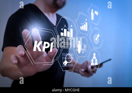 Key Performance Indicator (KPI) workinng mit Business Intelligence (BI) Metriken erreichen und geplante Ziel zu messen. Designer Hand drücken ein i Stockfoto