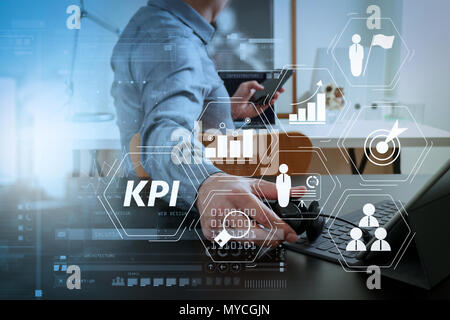 Key Performance Indicator (KPI) workinng mit Business Intelligence (BI) Metriken erreichen und geplante Ziel zu messen. Geschäftsmann mit VOIP-Kopf Stockfoto