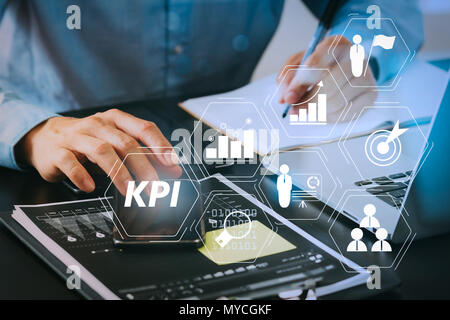 Key Performance Indicator (KPI) workinng mit Business Intelligence (BI) Metriken erreichen und geplante Ziel zu messen. Geschäftsmann mit sm arbeiten Stockfoto