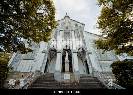 Kirche und Jungfrau Maria Statue Stockfoto