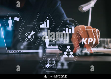Key Performance Indicator (KPI) workinng mit Business Intelligence (BI) Metriken erreichen und geplante Ziel zu messen. Geschäftsmann mit digitalen t Stockfoto