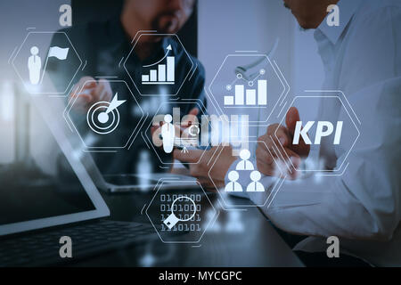 Key Performance Indicator (KPI) workinng mit Business Intelligence (BI) Metriken erreichen und geplante Ziel zu messen. co arbeiten team Meeting con Stockfoto