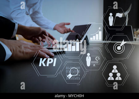 Key Performance Indicator (KPI) workinng mit Business Intelligence (BI) Metriken erreichen und geplante Ziel zu messen. co arbeiten team Meeting con Stockfoto