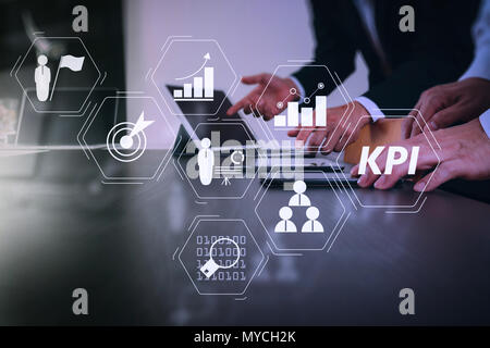 Key Performance Indicator (KPI) workinng mit Business Intelligence (BI) Metriken erreichen und geplante Ziel zu messen. co arbeiten team Meeting con Stockfoto