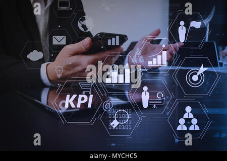 Key Performance Indicator (KPI) workinng mit Business Intelligence (BI) Metriken erreichen und geplante Ziel zu messen. Geschäftsmann mit sm arbeiten Stockfoto