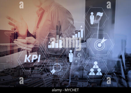 Key Performance Indicator (KPI) workinng mit Business Intelligence (BI) Metriken erreichen und geplante Ziel zu messen. Geschäftsmann mit sm arbeiten Stockfoto