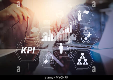 Key Performance Indicator (KPI) workinng mit Business Intelligence (BI) Metriken erreichen und geplante Ziel zu messen. co arbeiten team Meeting con Stockfoto